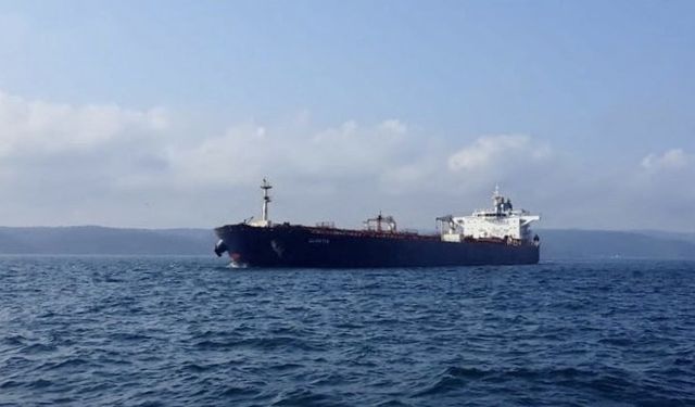 Kadıköy'de arızalanan tanker kurtarıldı