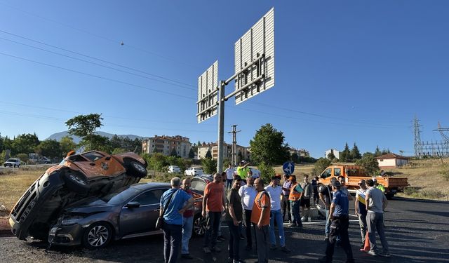 Karabük'te kamyonetle otomobilin çarpışması sonucu 6 kişi yaralandı