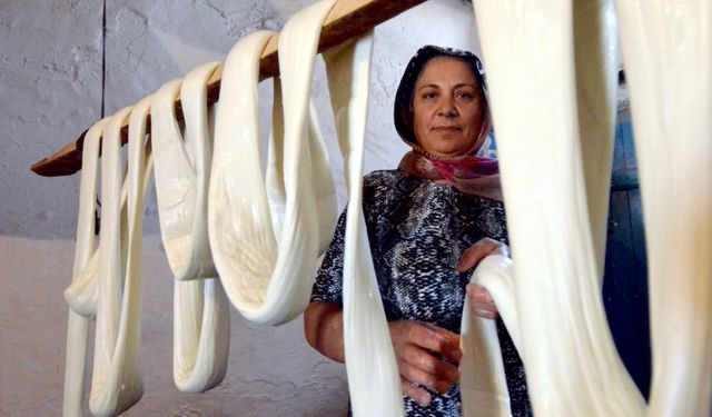 Kars köylerindeki kadınlar "çeçil peyniri" üretimine başladı
