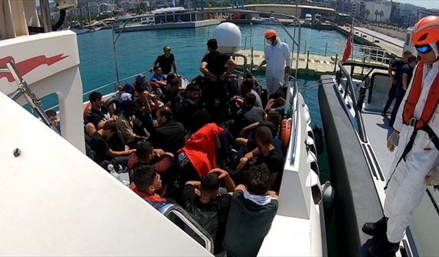 Kuşadası açıklarında geri itilen 40 düzensiz göçmen kurtarıldı