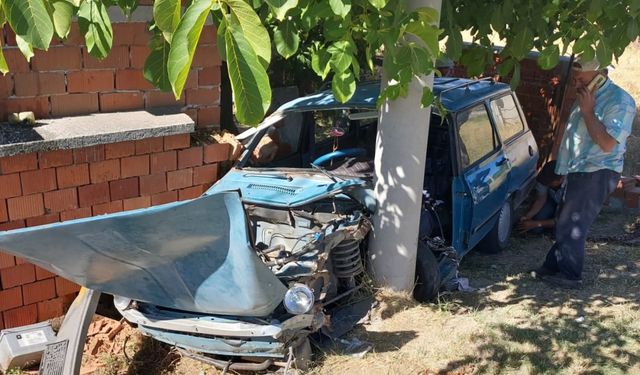 Kütahya'da direğe çarpan otomobilin sürücüsü öldü