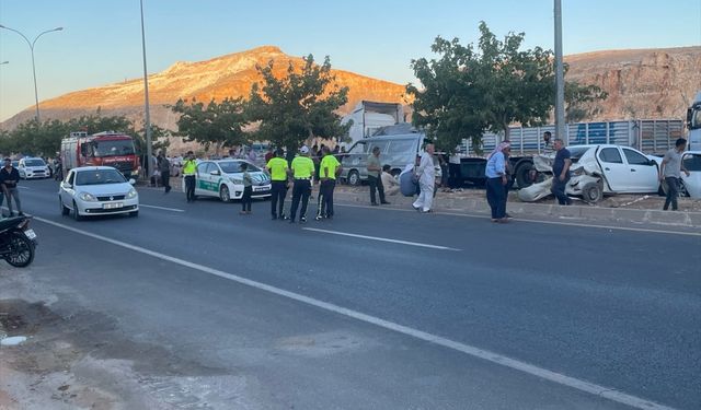 Şanlıurfa'da 9 aracın karıştığı trafik kazasında 5 kişi yaralandı