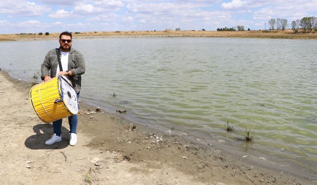 Tekirdağlı müzisyen su seviyesi düşen gölette davul çalarak tasarruf çağrısı yaptı