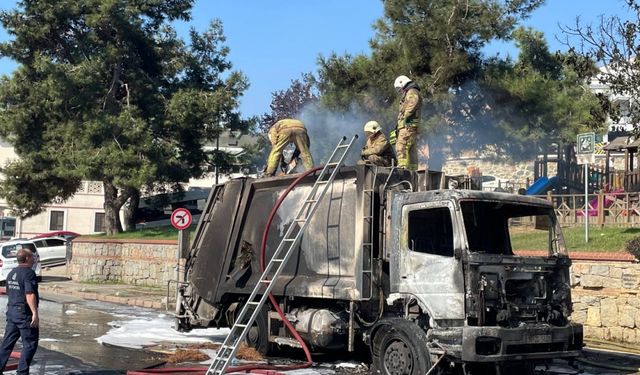 Üsküdar'da çöp kamyonu ile alevlerin sıçradığı hafif ticari araç yandı