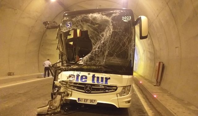 Zonguldak'ta yolcu otobüsü ile kamyonetin tünelde çarpıştığı kazada 3 kişi yaralandı