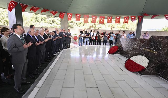 Kılıçdaroğlu, Menderes ve Özal'ın anıt mezarlarını ziyaret etti