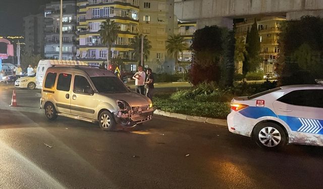 Alanya'da hafif ticari araçla çarpışan motosikletin sürücüsü öldü