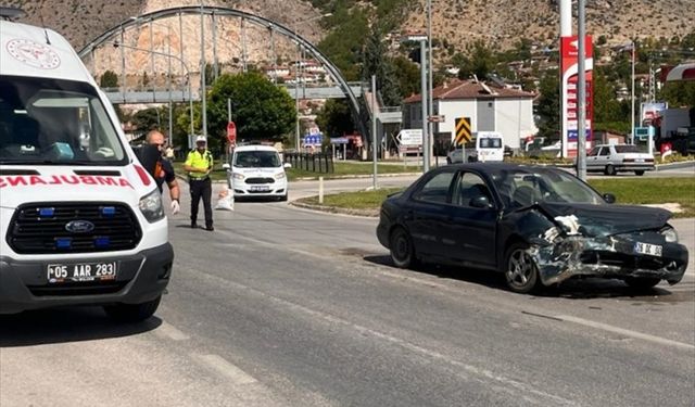 Amasya'da iki otomobilin çarpıştığı kazada 5 kişi yaralandı