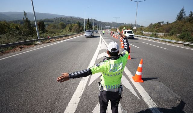 Anadolu Otoyolu Kaynaşlı-Abant arası Ankara yönü onarım için trafiğe kapatıldı