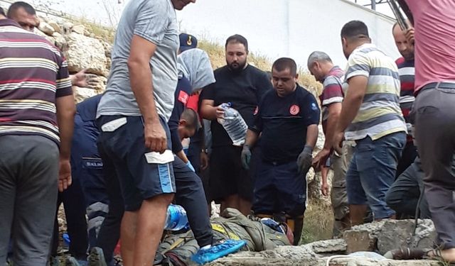 Antalya'da temizlemek istediği kuyuya inerken düşen kişi yaralandı