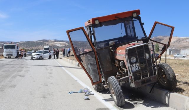 Burdur'da otomobilin traktörle çarpıştığı kazada 4 kişi yaralandı
