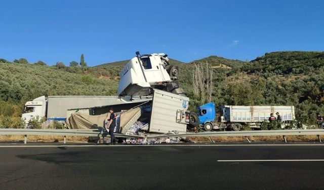 Bursa'da devrilen TIR'dan 25 ton enerji içeceği yola saçıldı