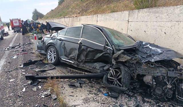 Çankırı'da otomobil ile hafif ticari aracın çarpıştığı kazada 3 kişi yaralandı