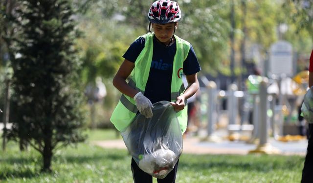 Düzce'de çevreci bisikletliler şehir turunun ardından atık topladı