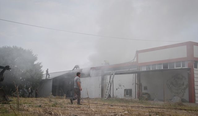 Uşak’ta tekstil fabrikasında çıkan yangın söndürüldü