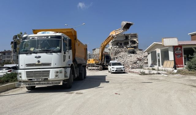 Hatay'da ağır hasarlı 5 bina kontrollü şekilde yıkıldı