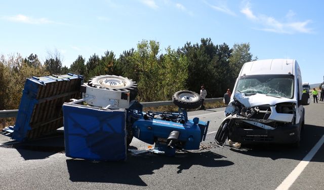 Kastamonu'da traktörle minibüsün çarpıştığı kazada 2 kişi yaralandı