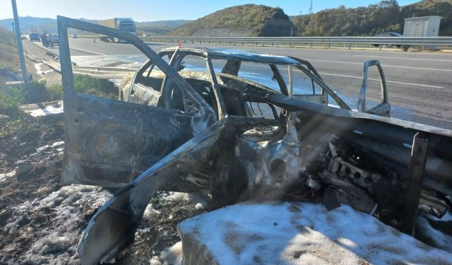 Kuzey Marmara Otoyolu'nda bariyere çarparak yanan otomobildeki 3 kişi yaralandı