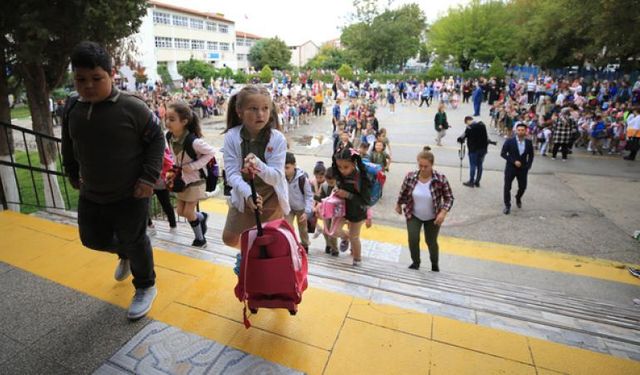 Okullar pazartesi günü açılıyor: 20 milyon öğrenci ders başı yapacak