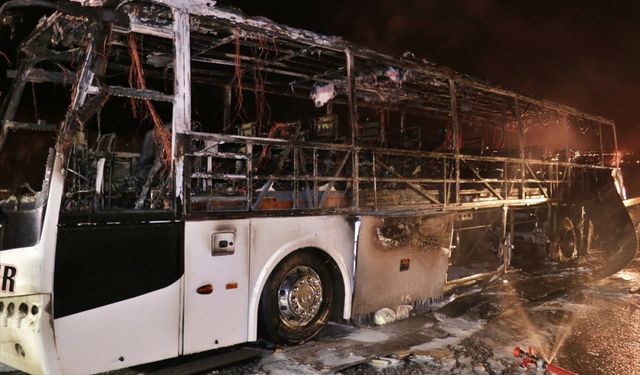 Osmaniye'de seyir halindeki yolcu otobüsü yandı