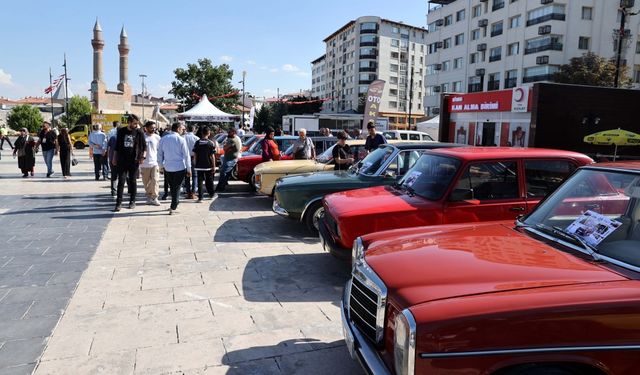 Sivas'ta klasik otomobiller sergilendi