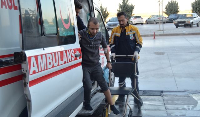 Aksaray'da kargo yüklü tırın devrildiği kazada 2 kişi yaralandı