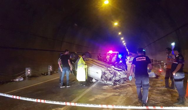 Alanya'da tüneldeki bariyerlere çarpan otomobildeki 2 kişi öldü