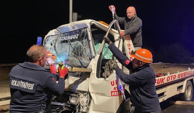 Bolu Dağı'nda kamyona çarpan çekicinin sürücüsü ağır yaralandı