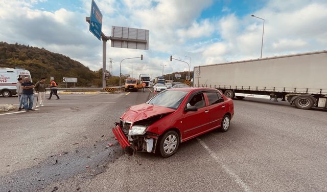 Bolu'da iki otomobilin çarpıştığı kazada 3 kişi yaralandı