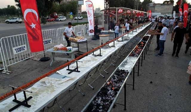 Adanalı kebapçıdan Cumhuriyetin 100. yılı için 100 metrelik boru kebabı