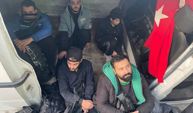 Edirne'de polisten kaçarken kaza yapan panelvanda 10 düzensiz göçmen yakalandı
