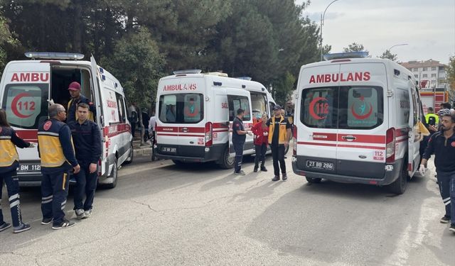 Elazığ'da freni patlayan midibüs 2 araca çarptı, 1 kişi öldü, 20 kişi yaralandı