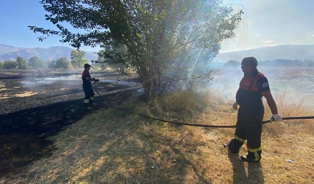 Erzincan'da iki köyde çıkan arazi yangını söndürüldü