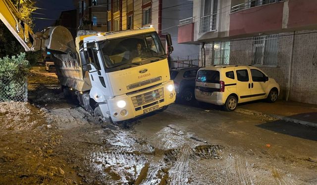 Esenyurt'ta yağmurdan zarar gören hafriyat kamyonu kurtarıldı