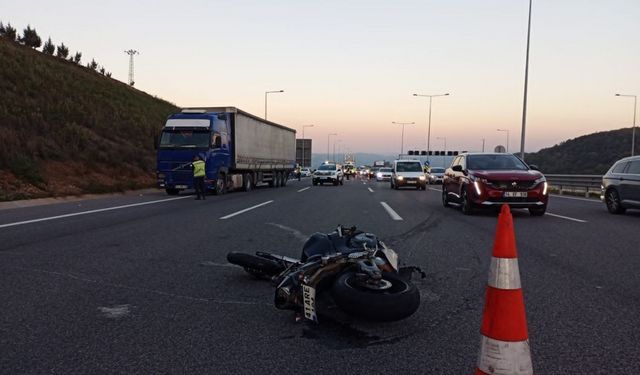 Kuzey Marmara Otoyolu'nda tıra çarpan motosikletin sürücüsü öldü