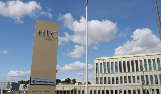 Fransa'nın önemli ticaret okulu Paris HEC'in kampüsünde yangın çıktı