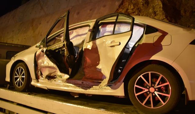 Şanlıurfa'da hafif ticari araç ile otomobilin çarpıştığı kazada 11 kişi yaralandı
