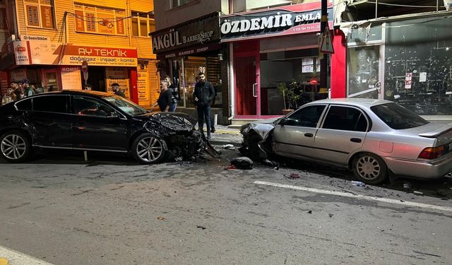 Sivas'ta, hafif ticari araç ile otomobilin çarpışması sonucu 4 kişi yaralandı