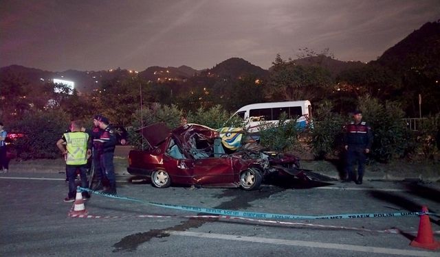 Trabzon'da kamyona çarpan otomobilin sürücüsü öldü