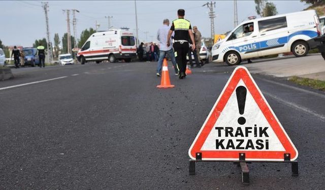Erzincan'da freni arızalanan hafriyat yüklü kamyonun sürücüsü yaralandı