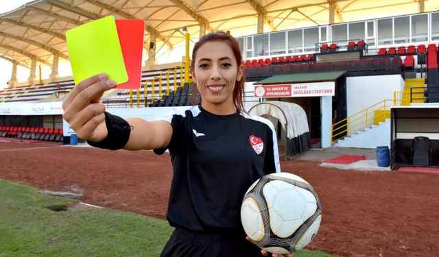 Kadın futbol hakemi "yapamazsın" diyenlere inat yıllardır yeşil sahalarda düdük çalıyor