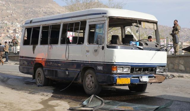 Afganistan'da bir minibüste medyana gelen patlamada 7 kişi öldü