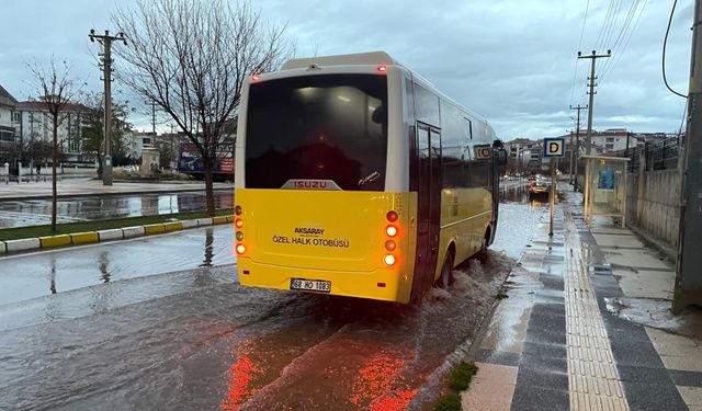 Aksaray'da kuvvetli rüzgar çatıları uçurdu