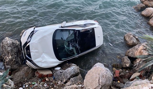 Datça'da manzara izlerken uçuruma yuvarlanan otomobilin sürücüsü yaralandı