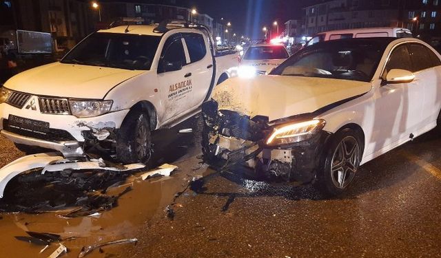 Düzce'de kamyonet ile otomobil çarpıştı: 5 yaralı