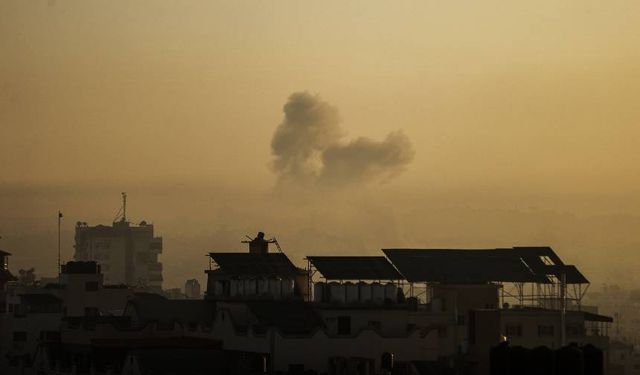 İsrail saldırıları altındaki Gazze Şeridi'ne insani yardım taşıyan 76 tır daha ulaştı