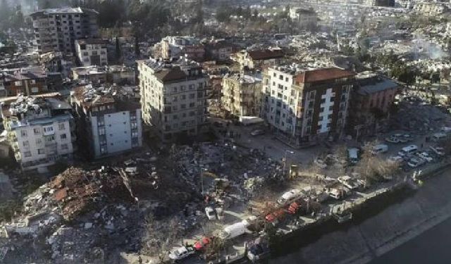 Antakya'da ağır hasarlı 6 bina kontrollü yıkıldı