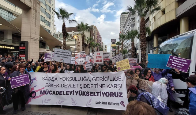 İzmir’de Kadınlar "Şiddete hayır!" dedi..