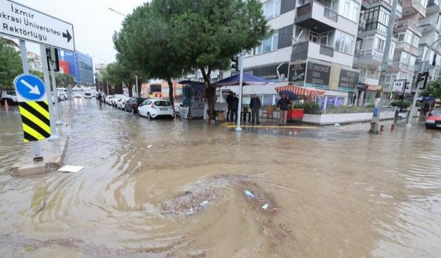 İzmir'de sağanak ve fırtına hayatı felç etti