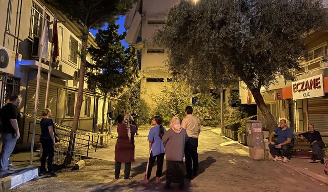 İzmir'de kontrollü yıkım sırasında çöken binanın yanındaki 3 apartman tedbir amaçlı tahliye edildi